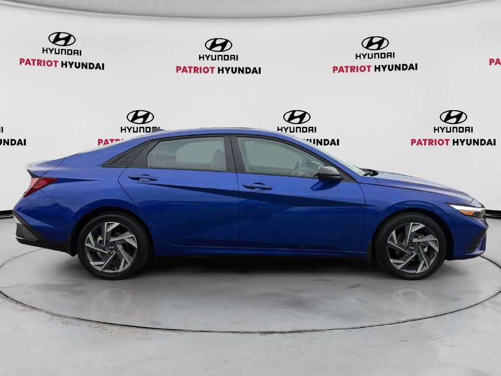 Used 2025 Hyundai Elantra Sport FWD image 2