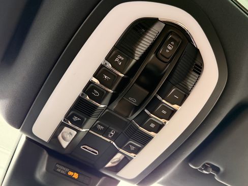 Certified 2025 Porsche Macan image 35