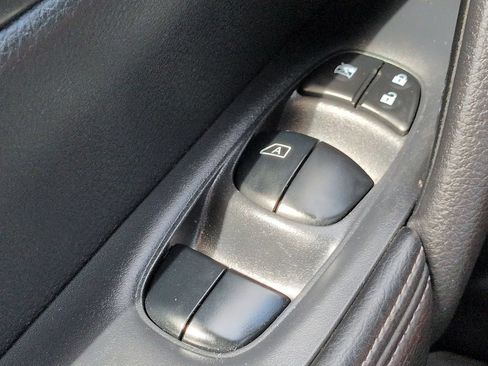 Used 2015 Nissan Rogue SV w/ SV Premium Package FWD image 25