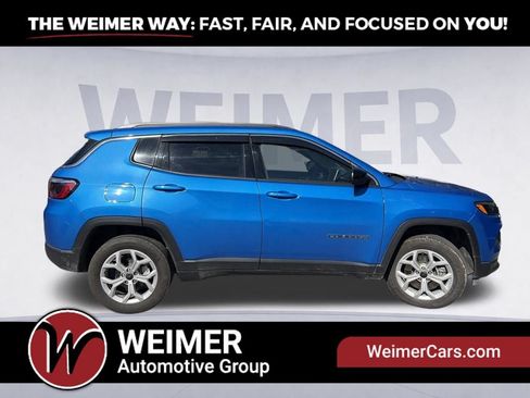 Used 2025 Jeep Compass Latitude AWD/4WD image 4