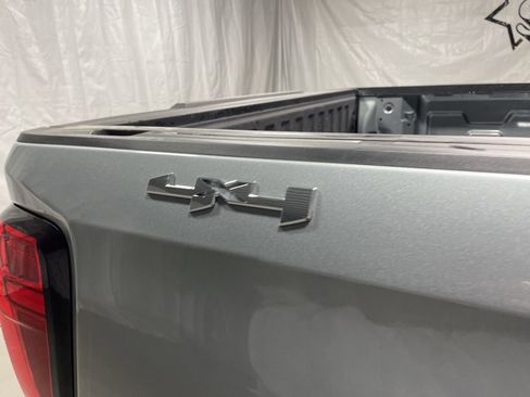 Used 2025 GMC Sierra 1500 SLE image 17