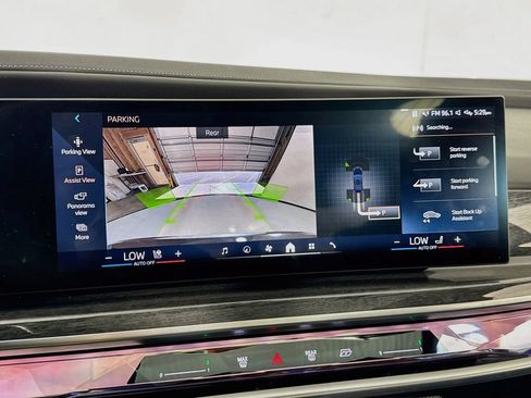 Used 2023 BMW i7 xDrive60 AWD/4WD image 38