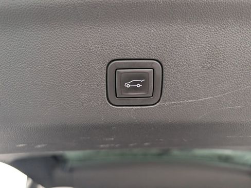 Used 2023 Chevrolet Suburban Premier image 8