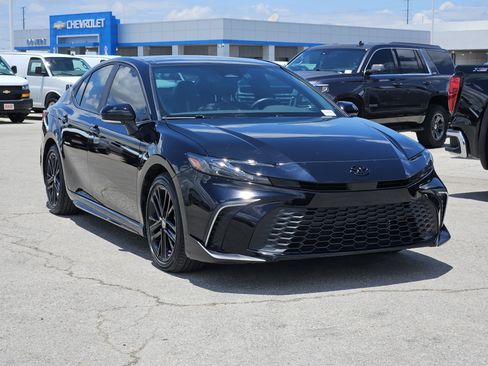 Used 2025 Toyota Camry SE w/ Convenience Package FWD image 3