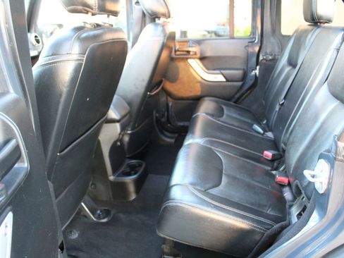 Used 2017 Jeep Wrangler Unlimited Rubicon w/ Connectivity Group AWD/4WD image 12