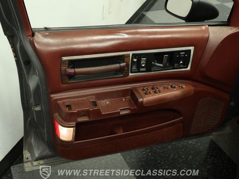 Used 1992 Oldsmobile Custom Cruiser RWD image 35