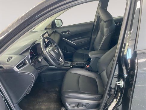 Used 2024 Toyota Corolla Cross XLE image 9