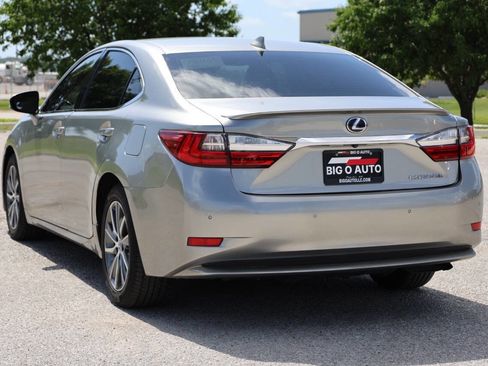 Used 2018 Lexus ES 300h w/ Navigation Package image 11