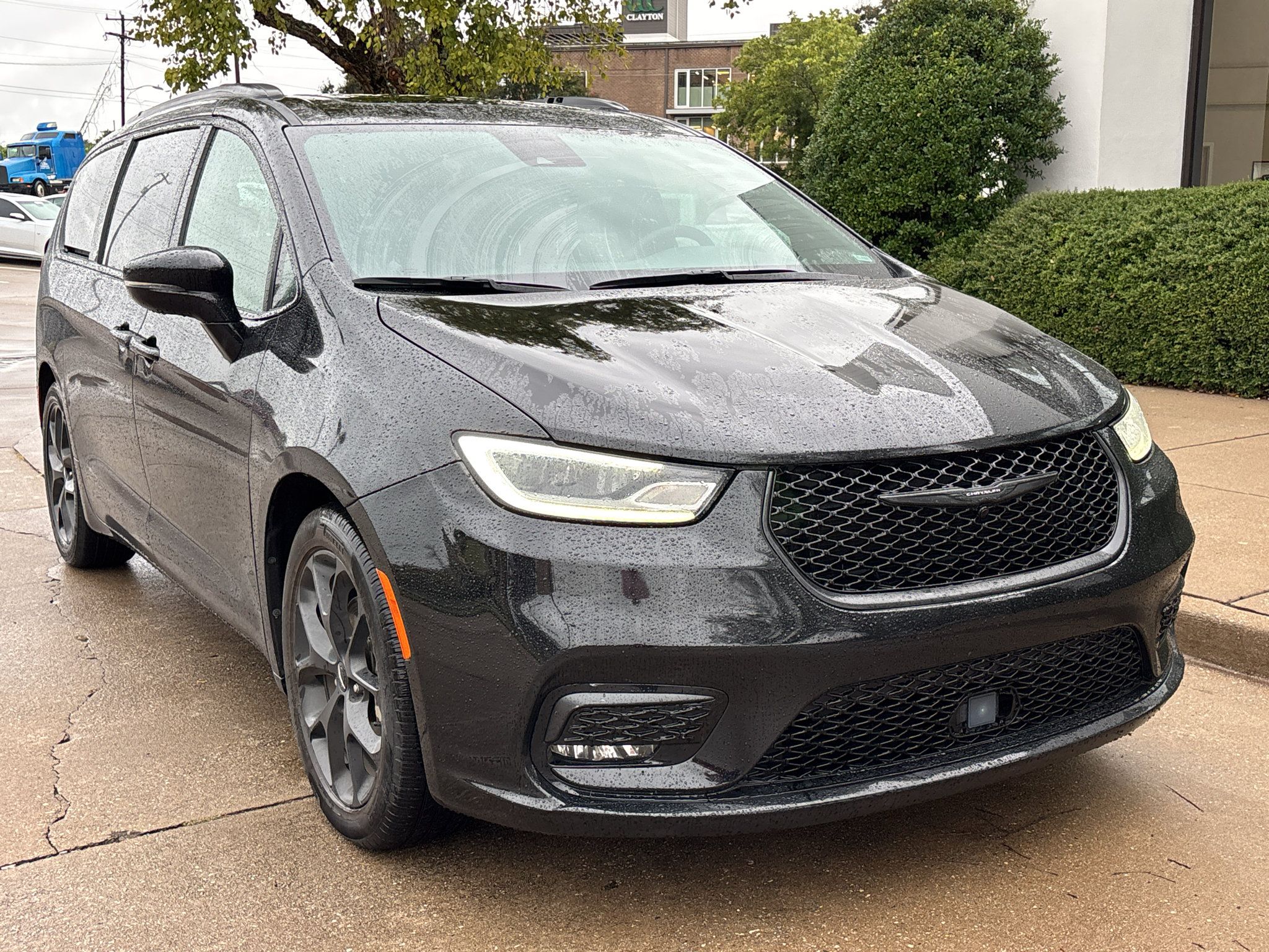 Used 2025 Chrysler Pacifica Limited FWD image 1