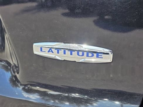 Used 2019 Jeep Cherokee Latitude Plus w/ Comfort/Convenience Group FWD image 16