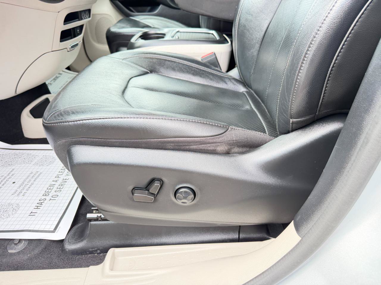 Used 2022 Chrysler Pacifica Touring-L FWD image 14