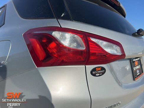 Used 2020 Chevrolet Equinox LS w/ LS Convenience Package image 6