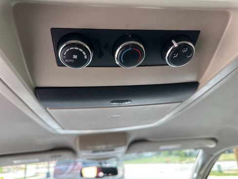 Used 2014 Chrysler Town & Country Touring FWD image 14