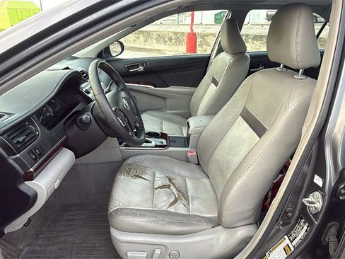Used 2014 Toyota Camry L image 9