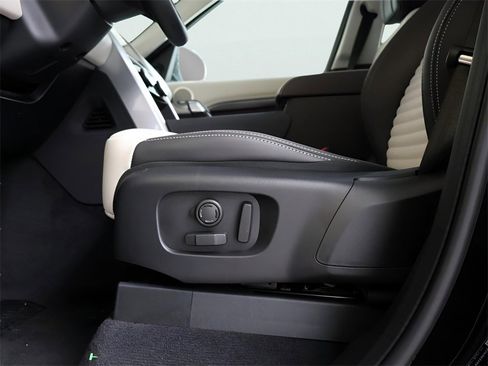 New 2025 Land Rover Discovery Metropolitan Edition image 79