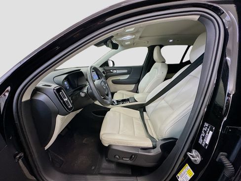 Used 2023 Volvo XC40 B5 Ultimate image 13