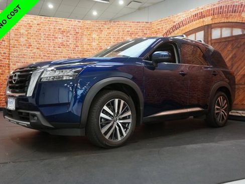 Used 2022 Nissan Pathfinder Platinum w/ Cargo Package image 3