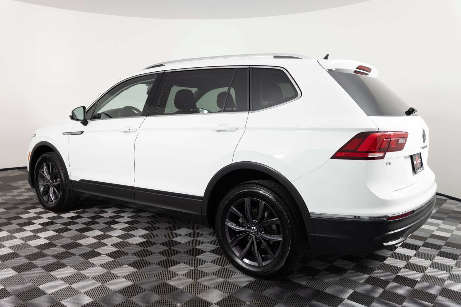 Used 2024 Volkswagen Tiguan SE AWD/4WD image 4