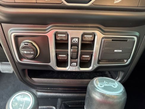 Used 2018 Jeep Wrangler Unlimited Sahara AWD/4WD image 39