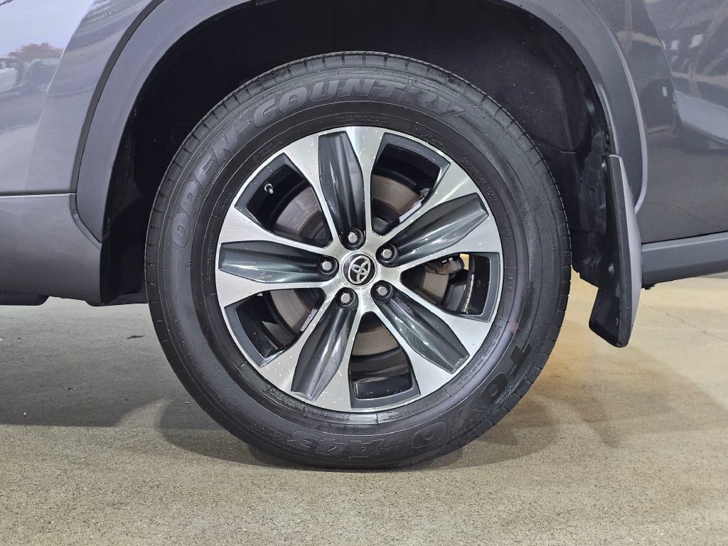 Used 2022 Toyota Highlander XLE AWD/4WD image 9