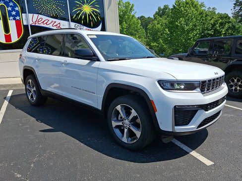 New 2026 Jeep Grand Cherokee L Limited w/ Luxury Tech Group II AWD/4WD image 2