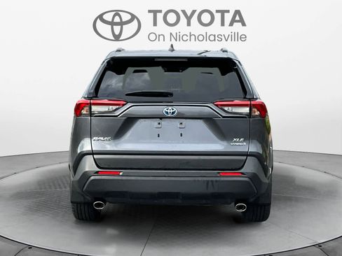 Used 2022 Toyota RAV4 XLE Premium image 5