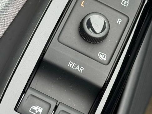 Used 2025 Volkswagen ID.4 Pro image 16