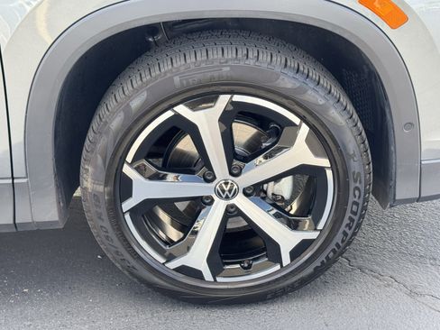 Used 2025 Volkswagen Tiguan SE FWD image 12