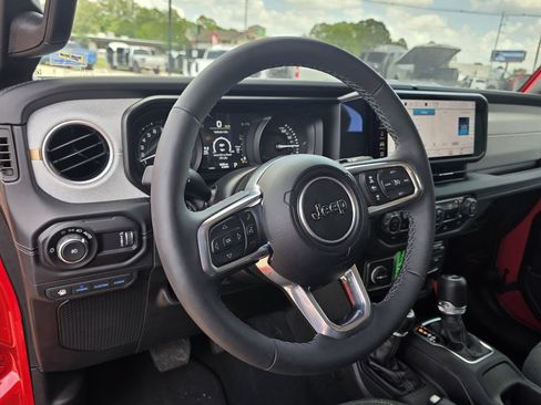 Used 2025 Jeep Wrangler Unlimited Sahara AWD/4WD image 10