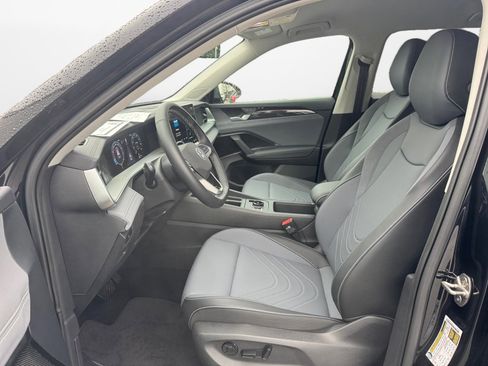 Used 2025 Volkswagen Tiguan SE image 10