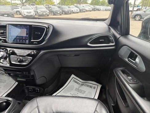 Used 2019 Chrysler Pacifica Touring-L Plus w/ Advanced Safetytec Group FWD image 18