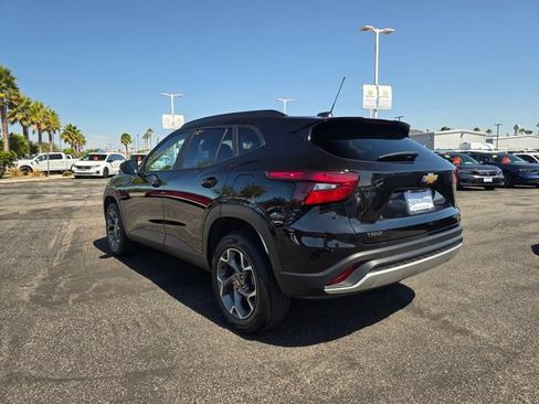 Used 2025 Chevrolet Trax LT FWD image 9