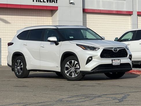 Used 2025 Toyota Highlander XLE image 2