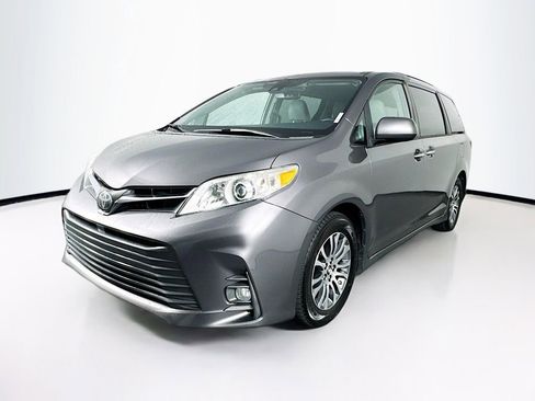 Used 2020 Toyota Sienna XLE Premium image 3