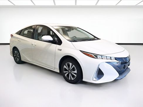 Used 2017 Toyota Prius Prime Plus FWD image 3