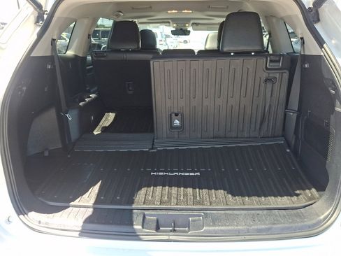 Used 2022 Toyota Highlander XLE AWD/4WD image 22