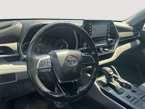Used 2021 Toyota Highlander XLE AWD/4WD image 11