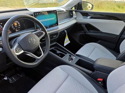 New 2025 Volkswagen Tiguan SE image 21