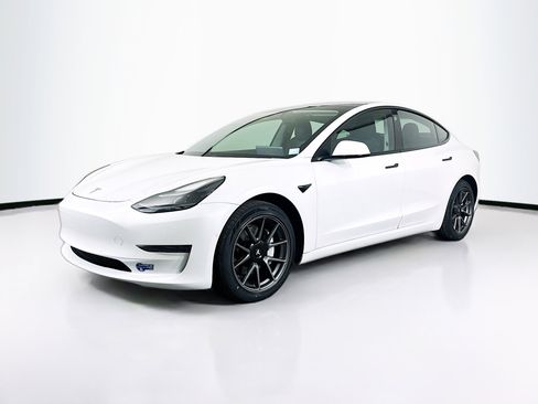 Used 2021 Tesla Model 3 Standard Range Plus image 3
