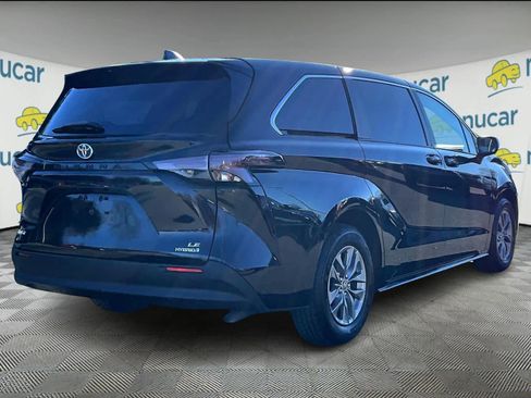 Used 2024 Toyota Sienna LE image 6