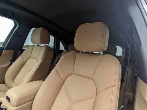 Certified 2025 Porsche Macan AWD/4WD image 5