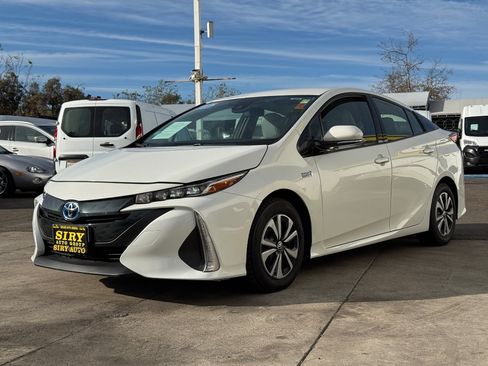 Used 2017 Toyota Prius Prime Plus w/ Preferred Accessory Package FWD image 4
