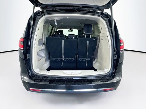 Used 2024 Chrysler Pacifica Touring-L FWD image 26