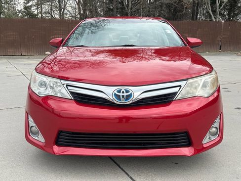 Used 2013 Toyota Camry XLE w/ Leather Pkg image 2