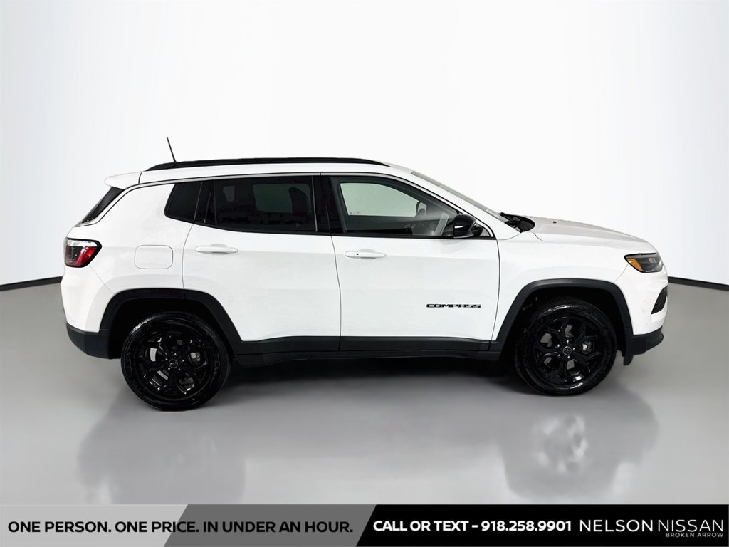 Used 2025 Jeep Compass Latitude w/ Convenience Group AWD/4WD image 4