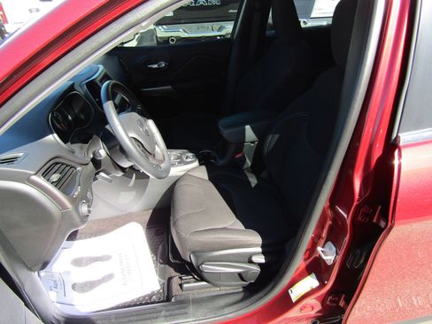 Used 2019 Jeep Cherokee Latitude w/ Cold Weather Group image 13