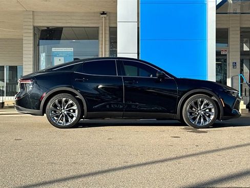 Used 2023 Toyota Crown Limited image 4