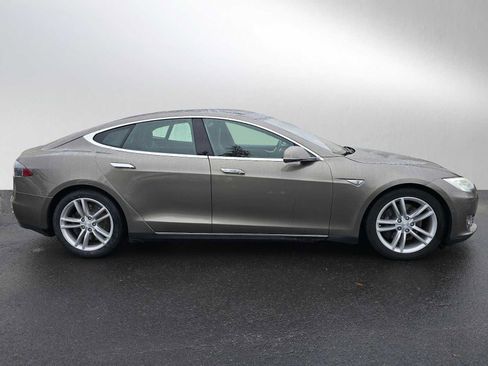 Used 2015 Tesla Model S 70D image 2