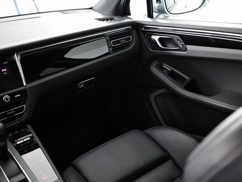 Certified 2025 Porsche Macan image 32