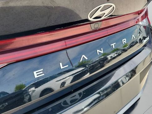 Used 2025 Hyundai Elantra Limited FWD image 10